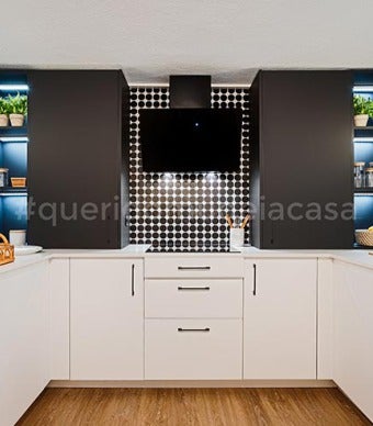 Cozinha branca com dois módulos de arrumação pretos 